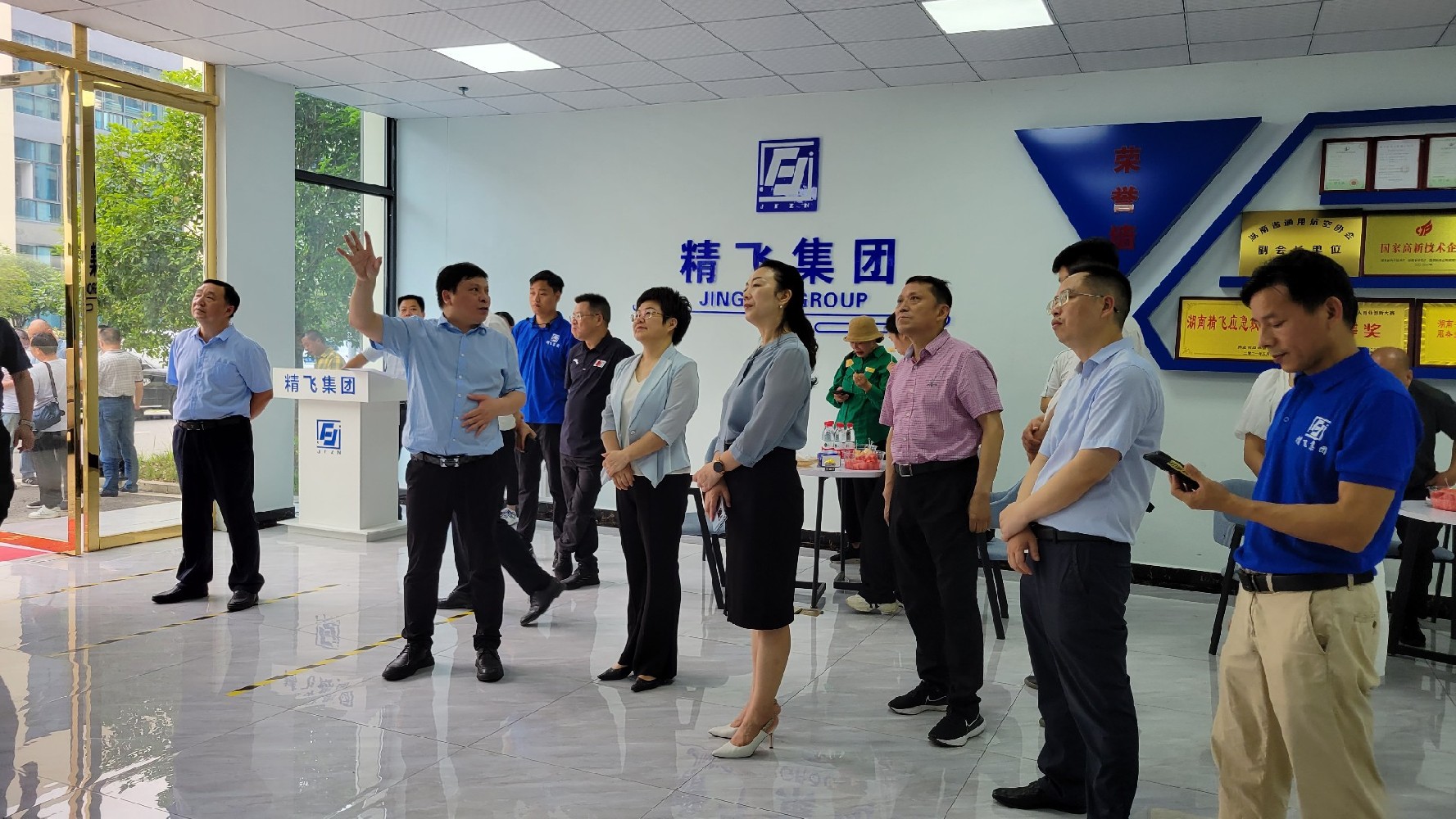 婁底市委常委、副市長(zhǎng)謝學(xué)龍率隊(duì)蒞臨精飛集團(tuán)調(diào)研數(shù)字化轉(zhuǎn)型